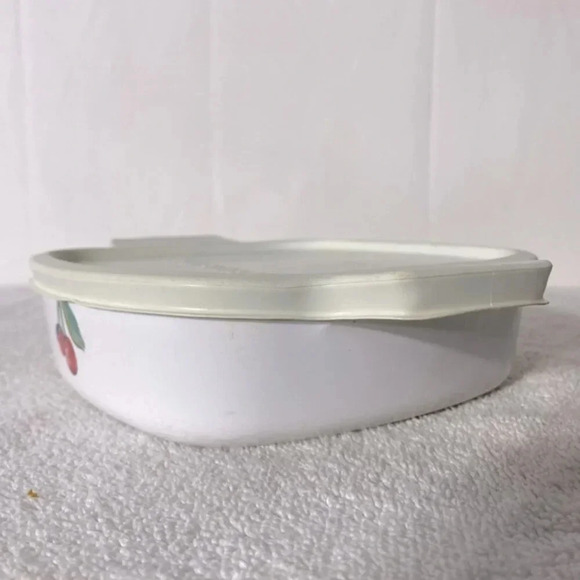 Vintage Corningware Cherry Fruits Pattern Square Casserole With Rubber Tight Lid - Picture 4 of 16